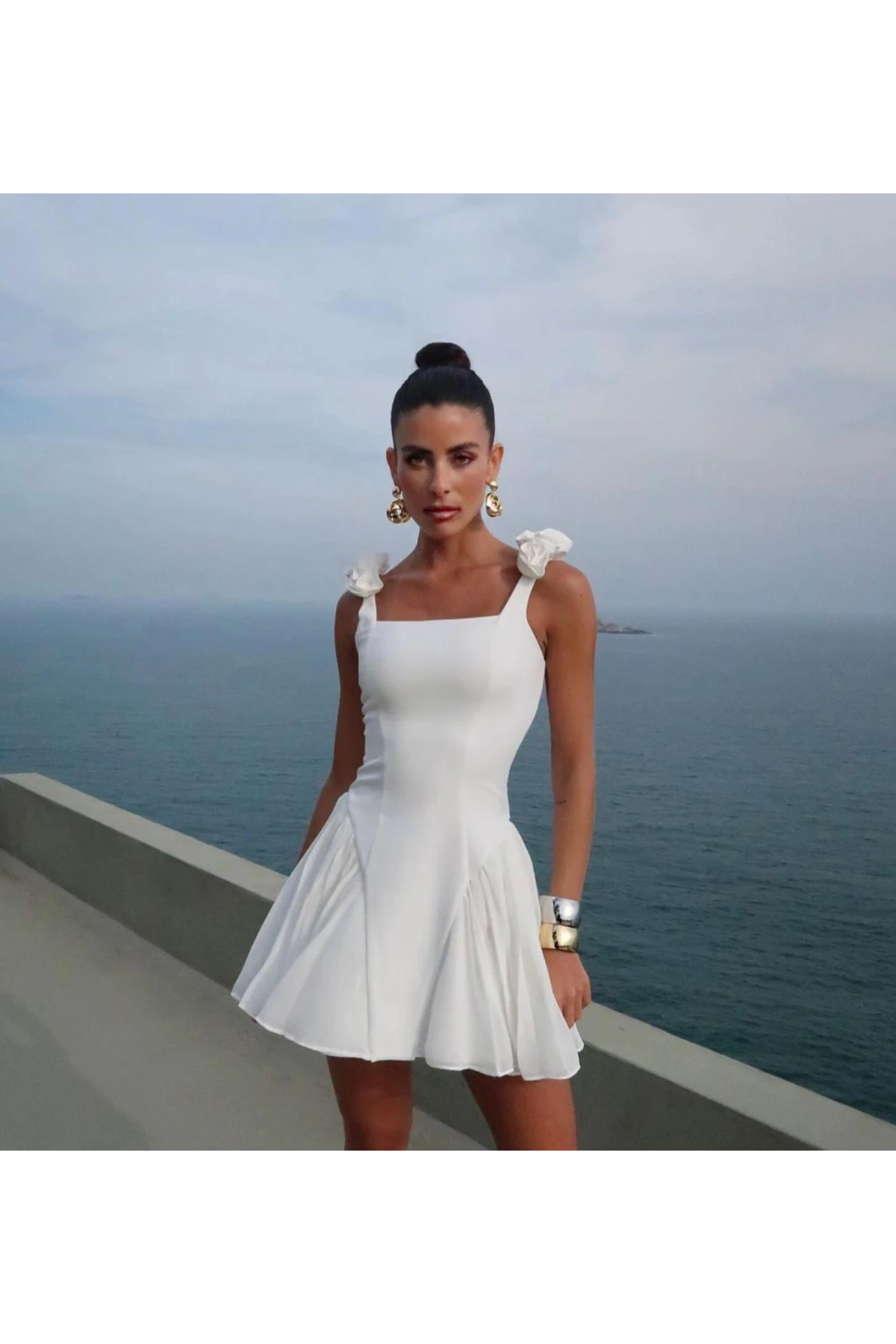 Atlas ve Şifon Kumaş Gül Aksesuarlı Elbise