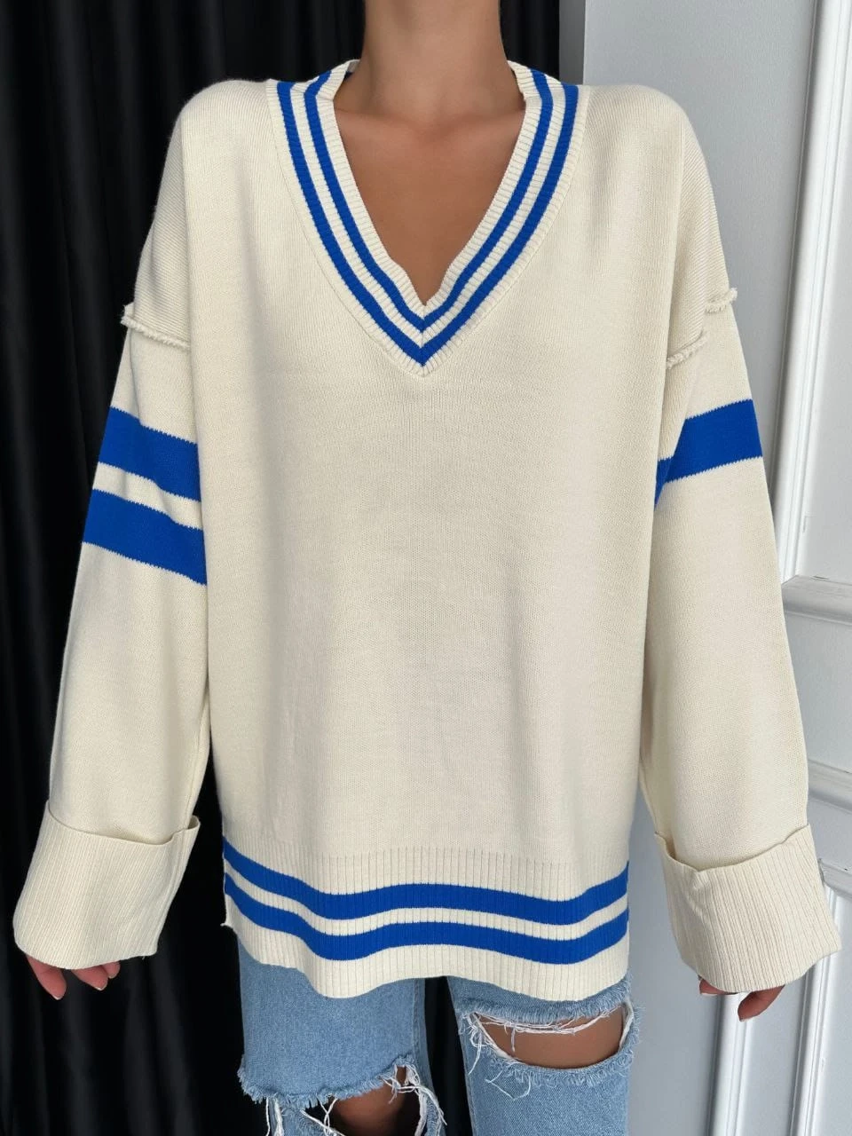 V Yaka Çizgi Detaylı Triko Kazak