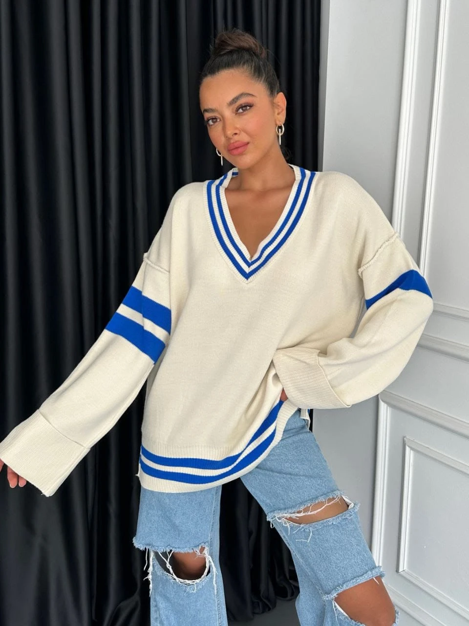 V Yaka Çizgi Detaylı Triko Kazak