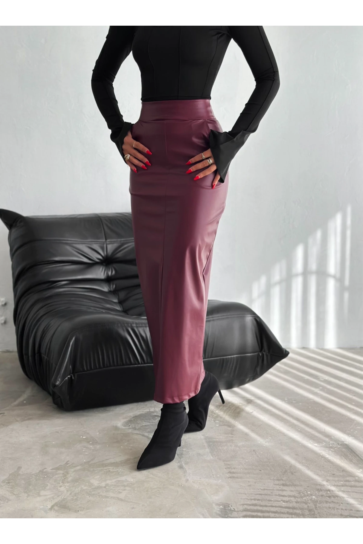 Arkadan Yırtmaçlı Fermuarlı Cepli Kalem Etek