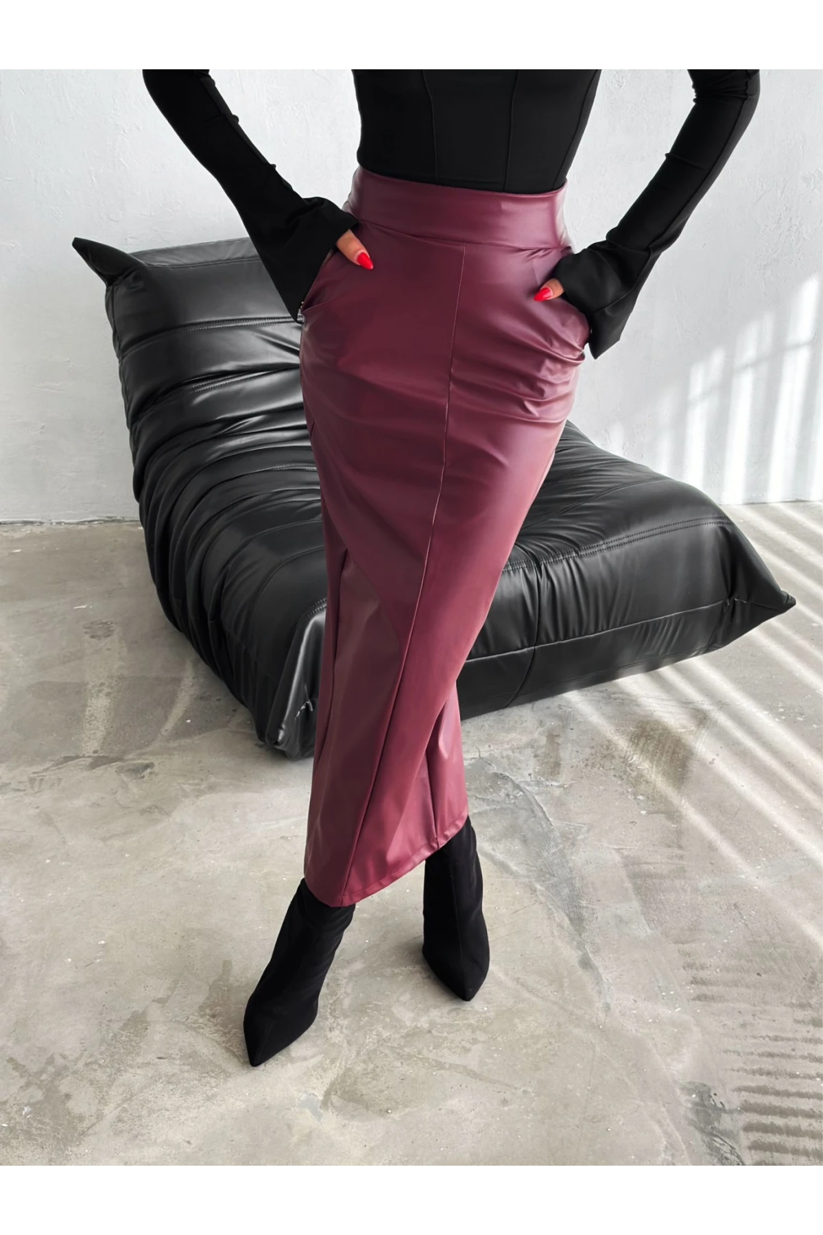 Arkadan Yırtmaçlı Fermuarlı Cepli Kalem Etek