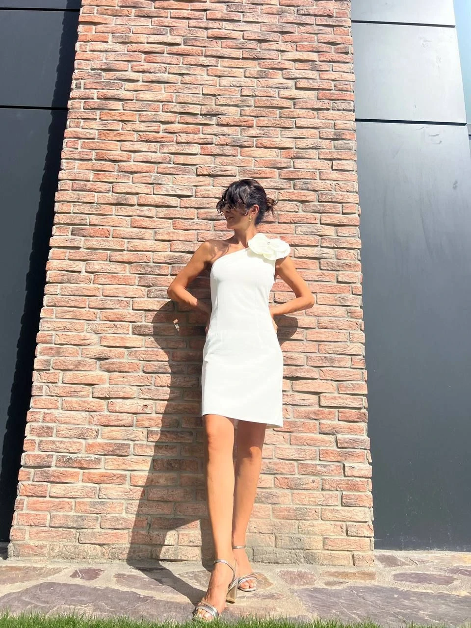 İthal Atlas Kumaş Tek Omuz Gül  Aksesuarlı Elbise