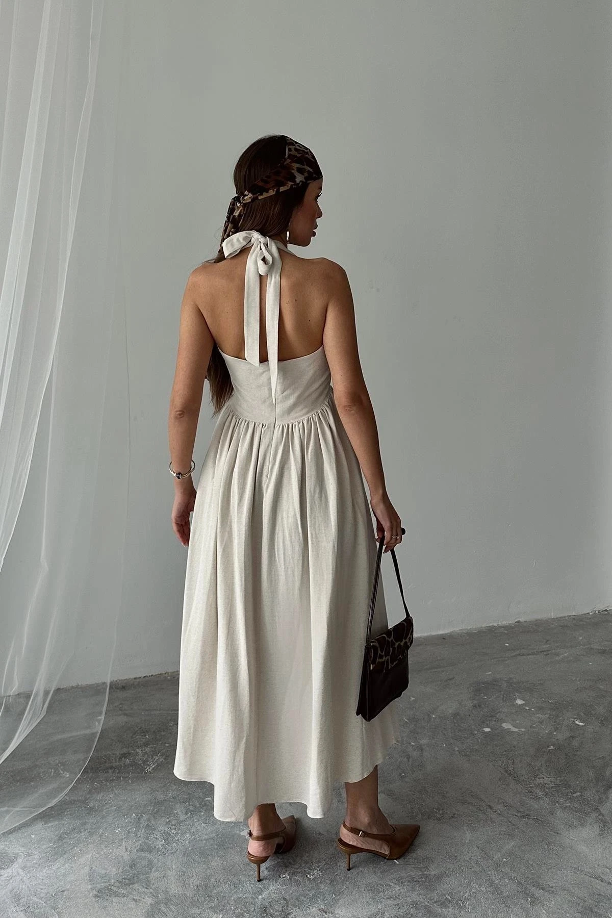 Bej Boyundan Bağlamalı Keten Elbise