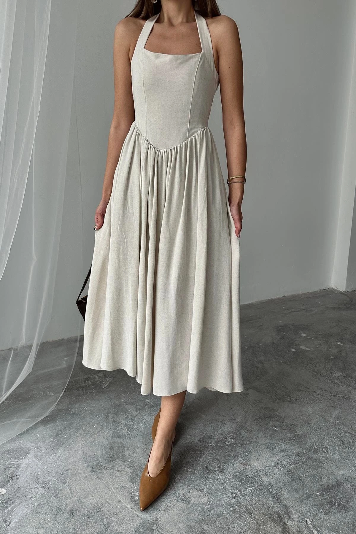 Bej Boyundan Bağlamalı Keten Elbise