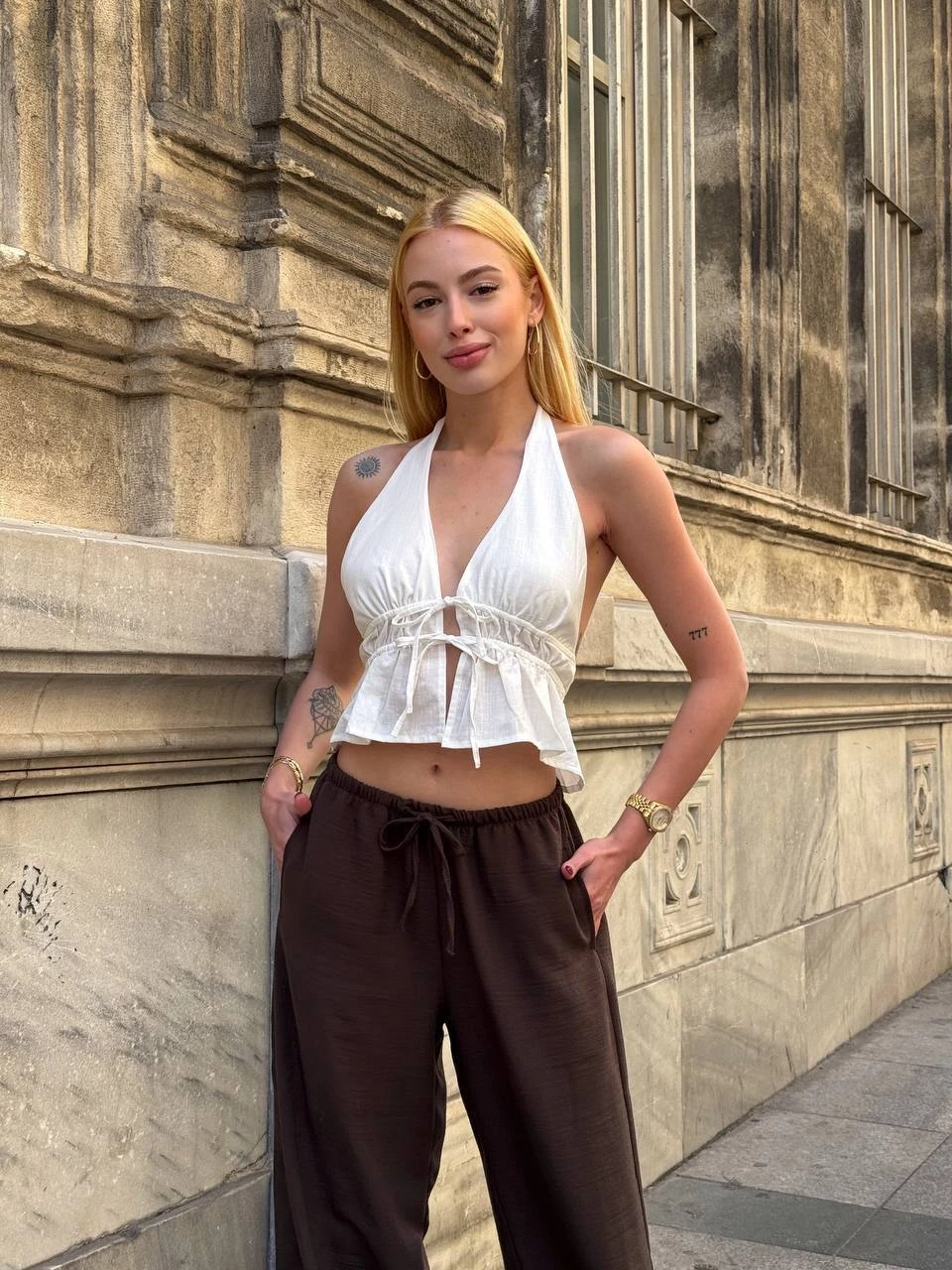 Boyundan Bağlamalı Sırtı Açık Keten Bluz