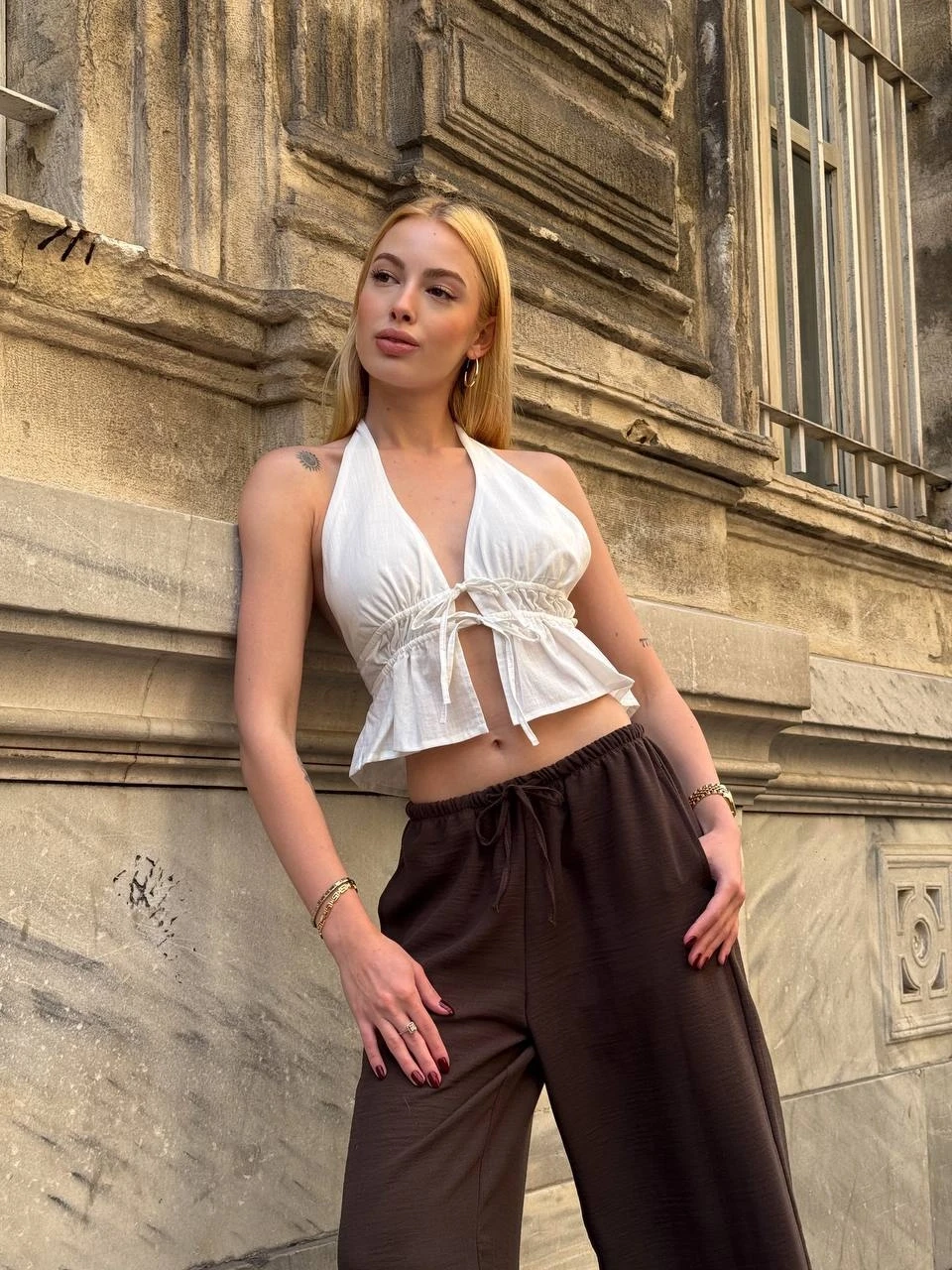 Boyundan Bağlamalı Sırtı Açık Keten Bluz