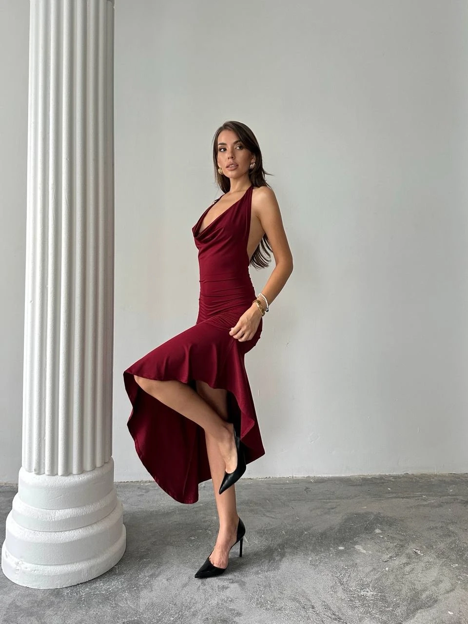 Degaje Yaka Aksesuar Detaylı Midi Yırtmaçlı Elbise Bordo