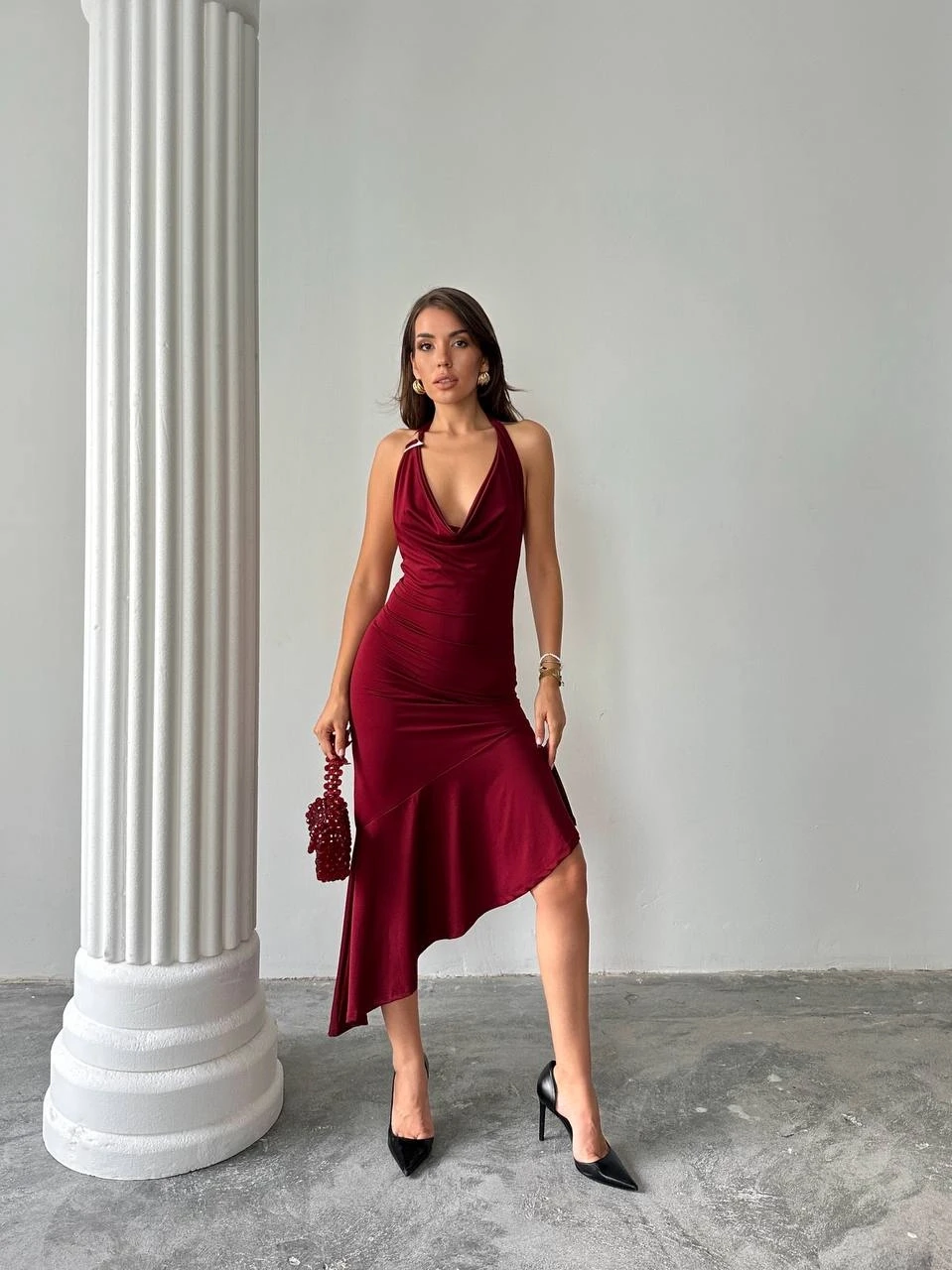 Degaje Yaka Aksesuar Detaylı Midi Yırtmaçlı Elbise Bordo