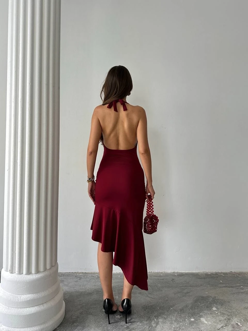 Degaje Yaka Aksesuar Detaylı Midi Yırtmaçlı Elbise Bordo