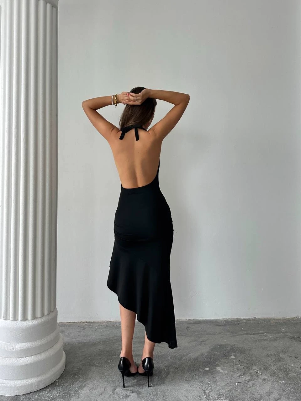 Degaje Yaka Aksesuar Detaylı Midi Yırtmaçlı Elbise Siyah