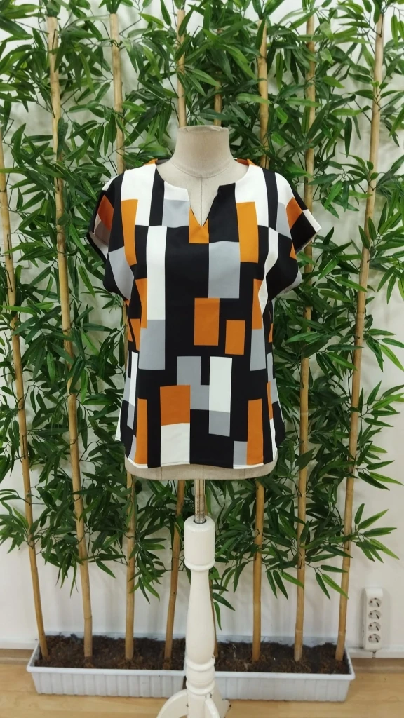 Kısa Kollu V Yakalı Yarasa Kollu Atlas Bluz