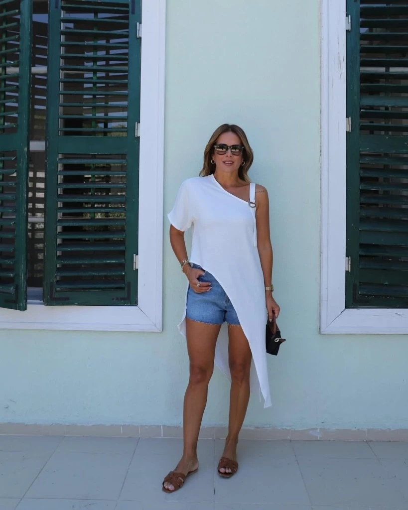 Tek Omuzu Açık Askılı Asimetrik Kesim Detaylı Bluz