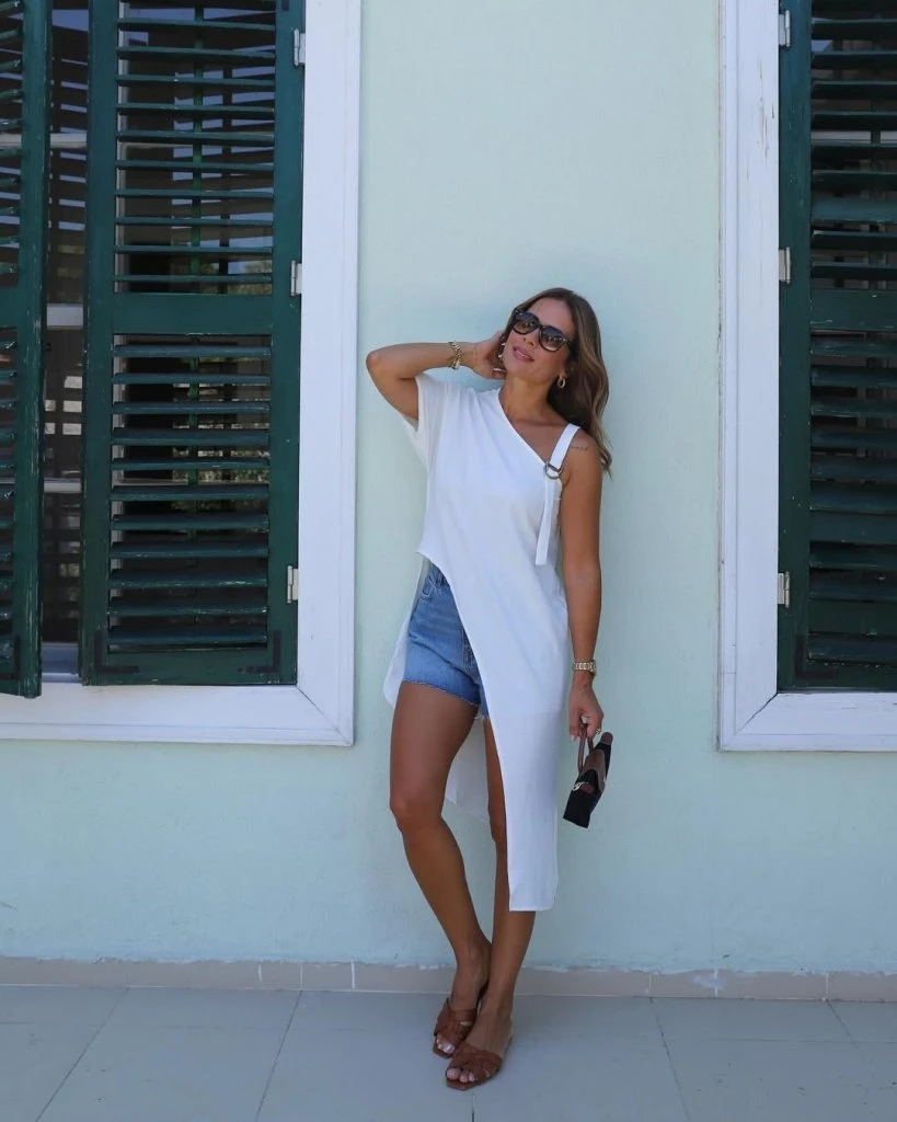 Tek Omuzu Açık Askılı Asimetrik Kesim Detaylı Bluz