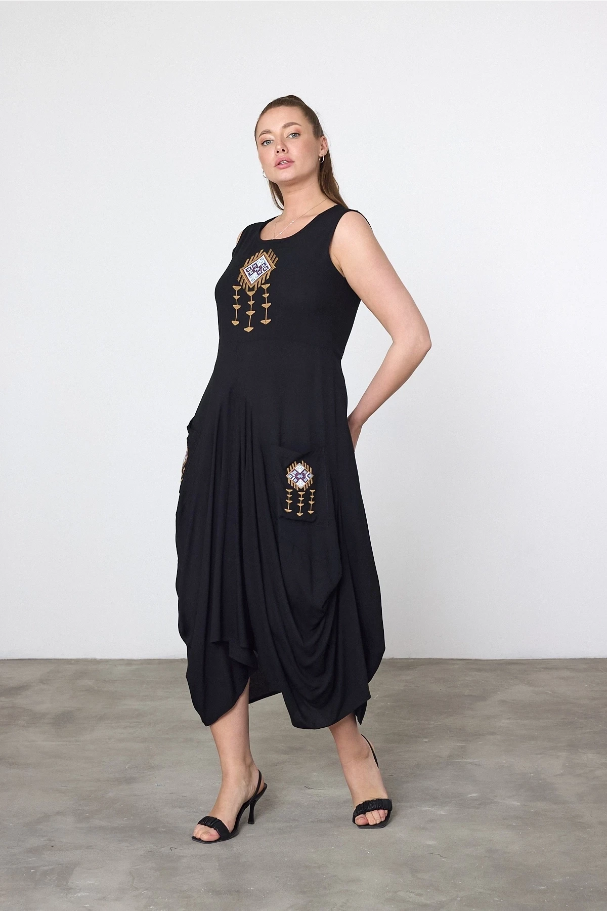 Maxi Boy Siyah Nakış İşlemeli Etnik Viskon Elbise