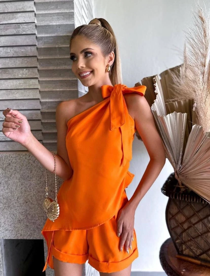Tek Omuz Asimetrik Bluz ve Şort Takım