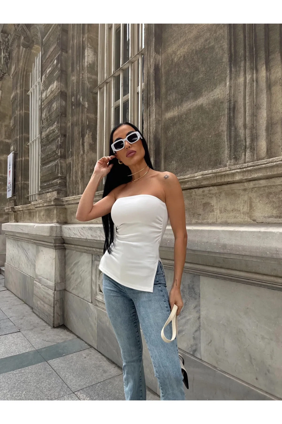 Yanı Büzgülü Çift Yırtmaçlı Straplez Bluz Beyaz