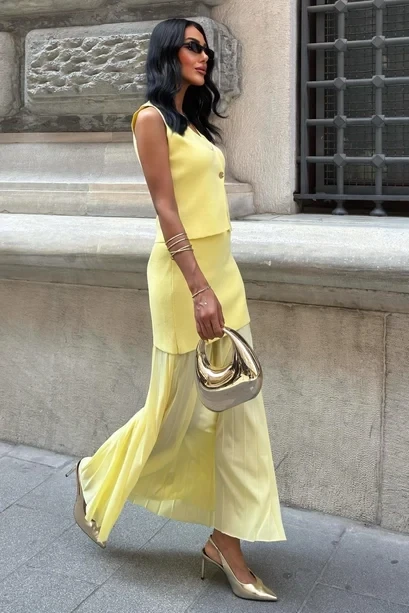 Yelekli Ve Pilise Etekli Triko Takım