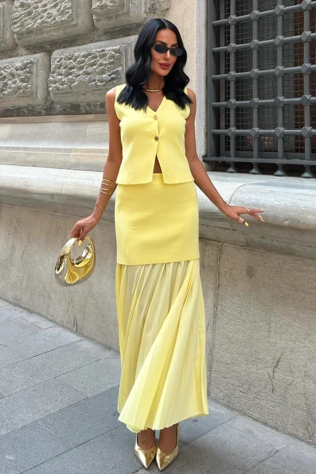 Yelekli Ve Pilise Etekli Triko Takım