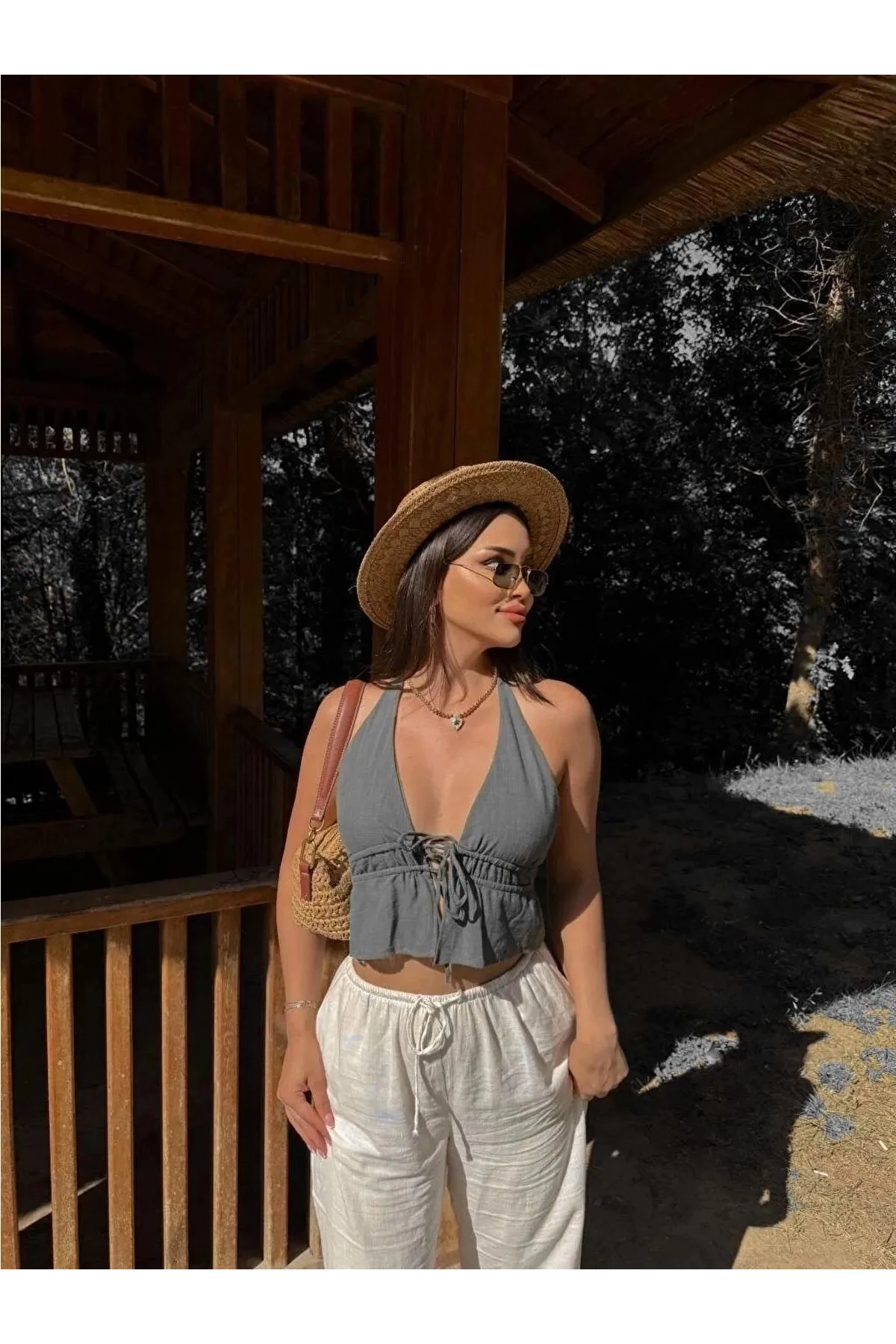 Boyundan Bağlamalı Sırtı Açık Keten Bluz