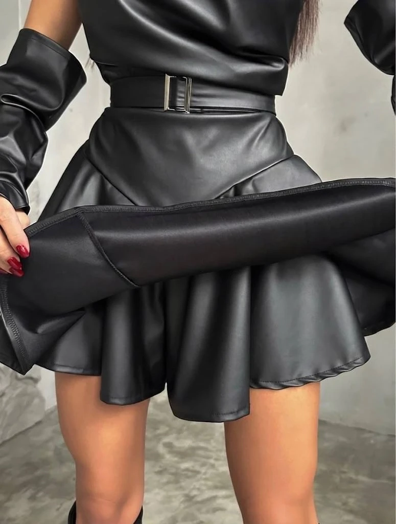 Deri Tokalı Gizli Fermuarlı Kol Detaylar Mini Şortlu Elbise