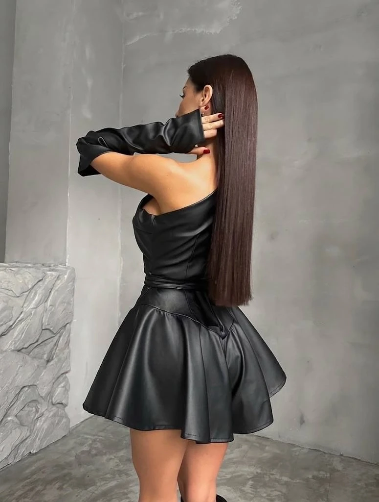 Deri Tokalı Gizli Fermuarlı Kol Detaylar Mini Şortlu Elbise