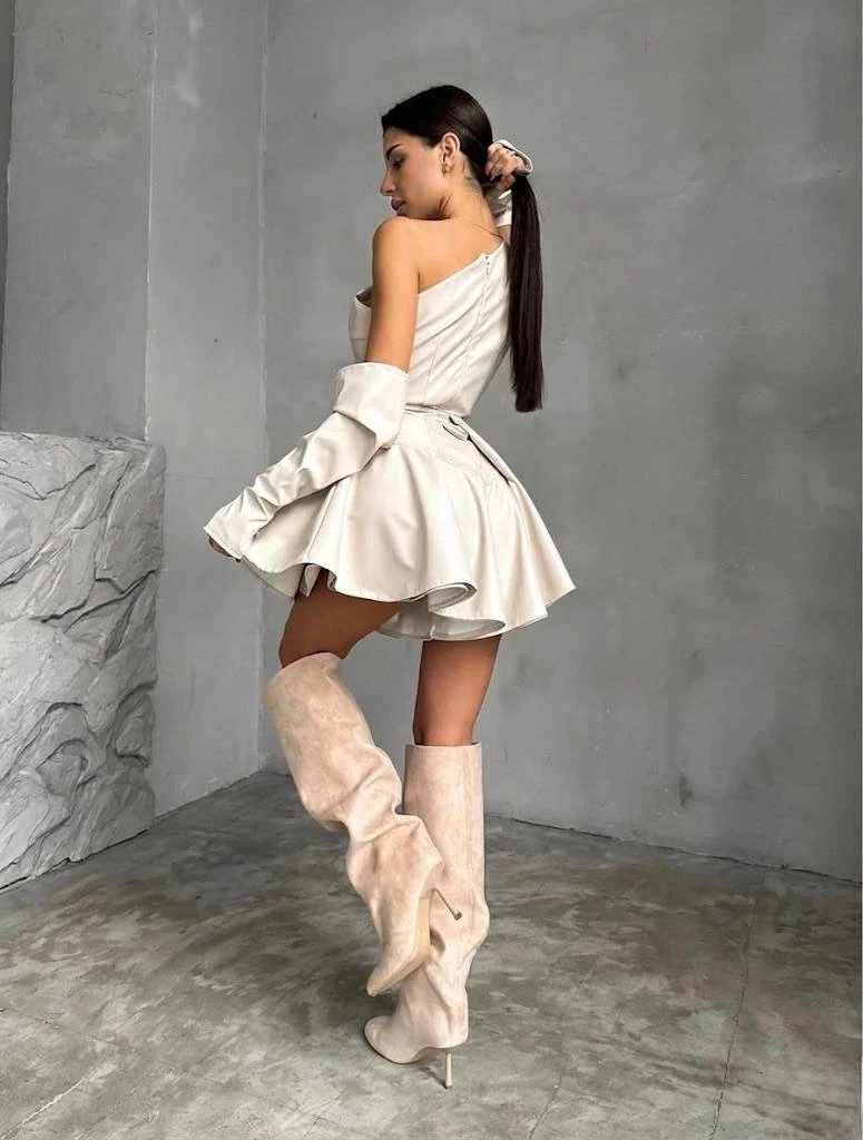 Deri Tokalı Gizli Fermuarlı Kol Detaylar Mini Şortlu Elbise