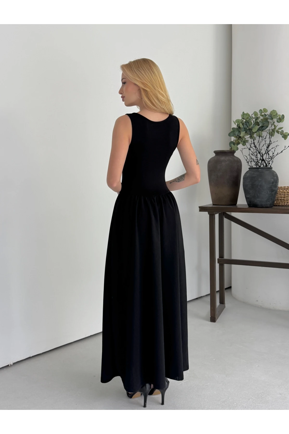 Kadın Kayık Yaka Üstü Esnek Viskon Alt Geniş Poplin Dokuma Kolsuz Siyah Elbise