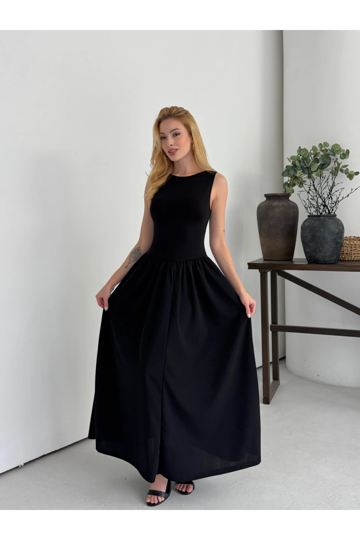 Kadın Kayık Yaka Üstü Esnek Viskon Alt Geniş Poplin Dokuma Kolsuz Siyah Elbise