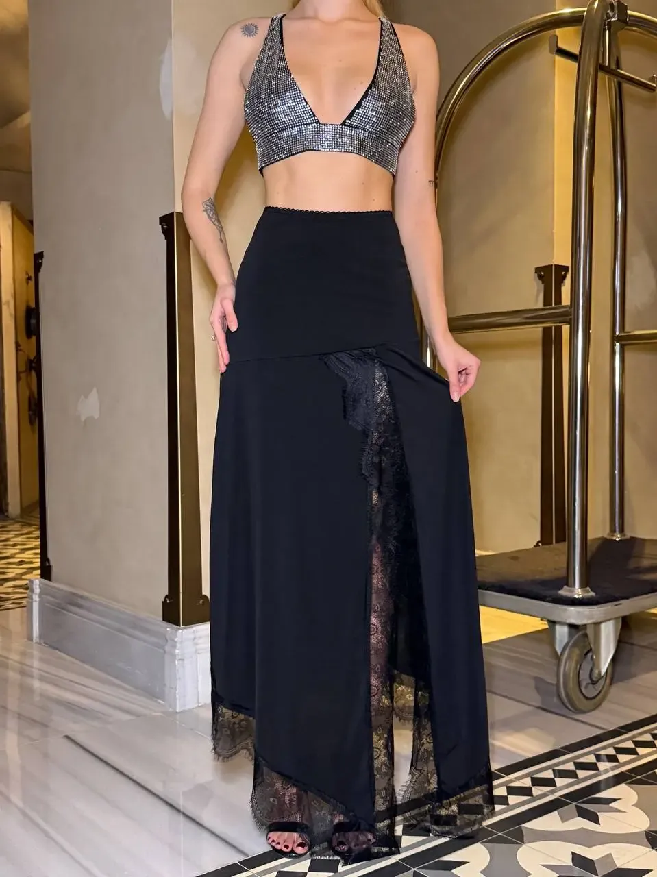 Kadın Sandy Kumaş Dantel Detaylı Yırtmaçlı Uzun Siyah Etek