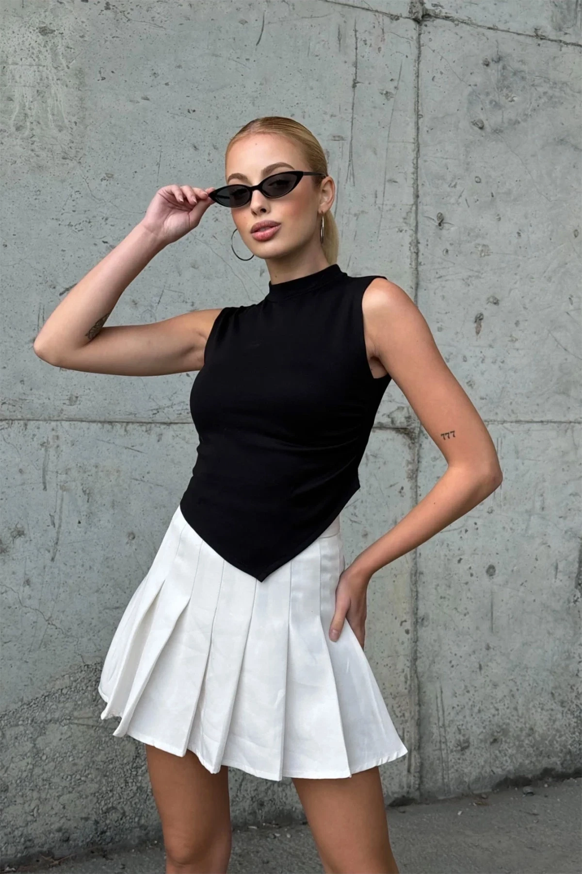 Kadın Siyah Balıkçı Önü Asimetrik Büzgü Detaylı Crop