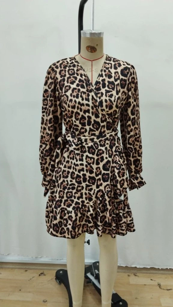 Uzun Kollu Kruvaze Yakalı Fırfırlı Belden Kuşaklı Leopar Desen Modal Elbise