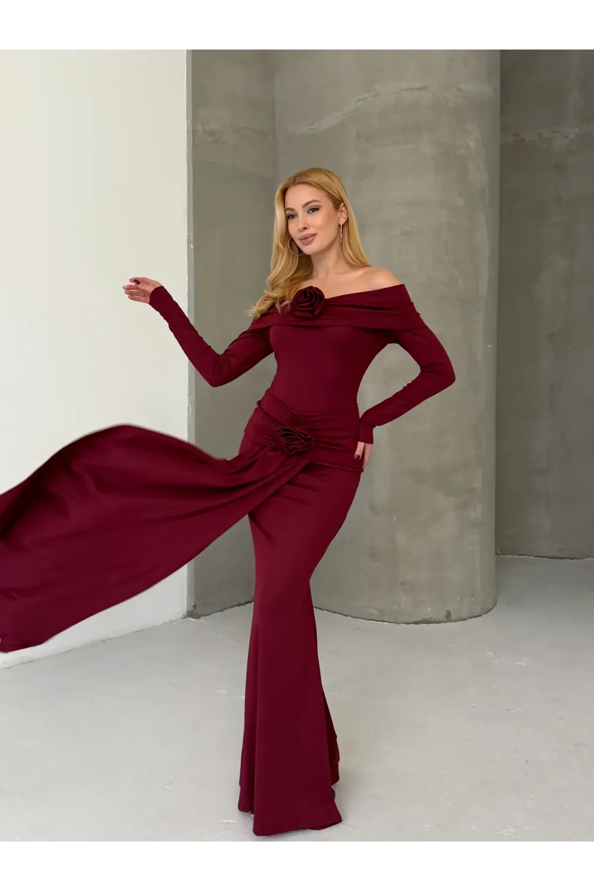 Modal Kumaş Likralı Çiçek Aksesuarlı Maxi Boy Elbise Bordo