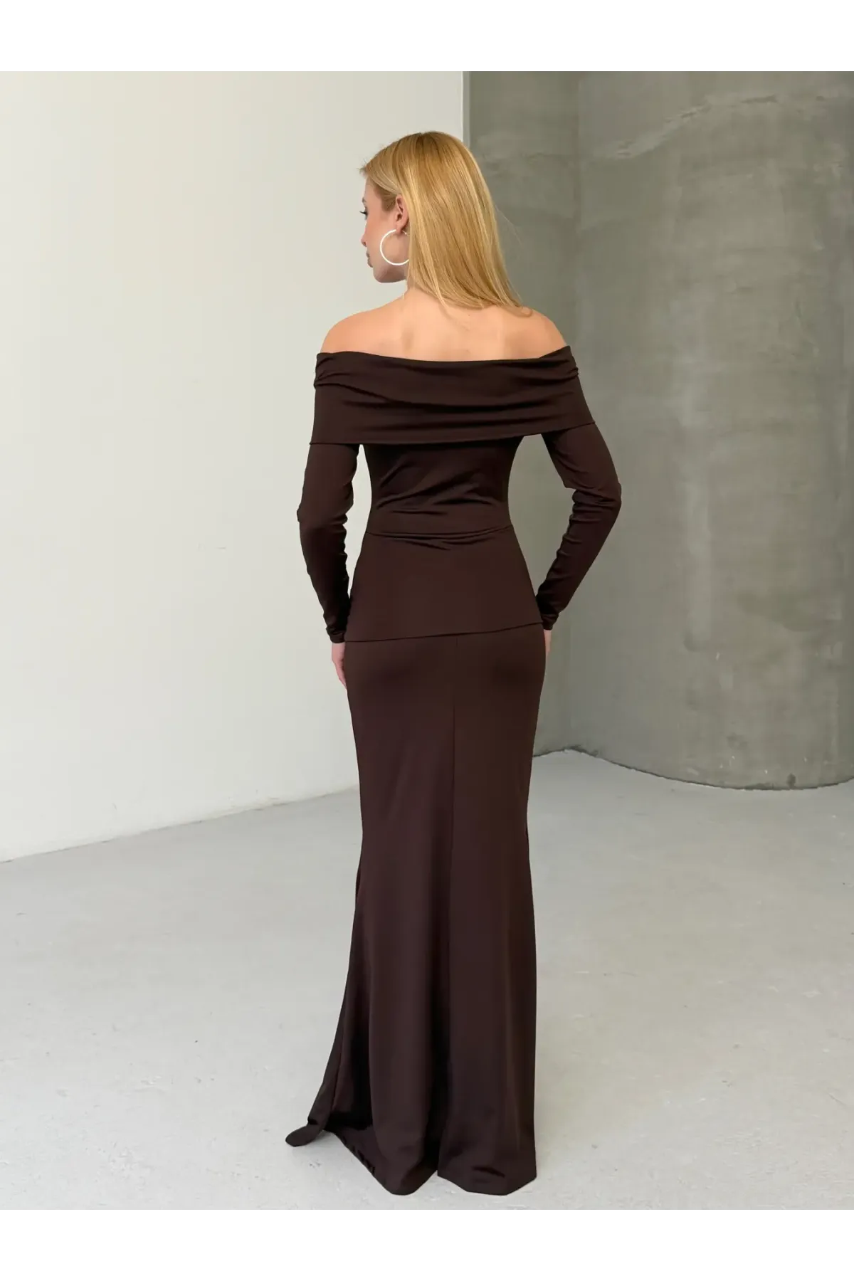 Modal Kumaş Likralı Çiçek Aksesuarlı Maxi Boy Elbise Kahve