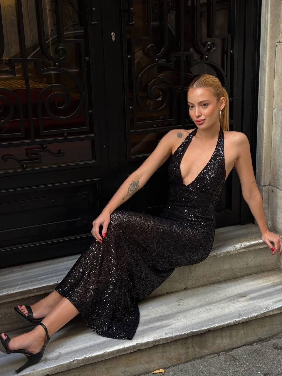 Sırt Dekolte Detay Pullu Elbise Siyah