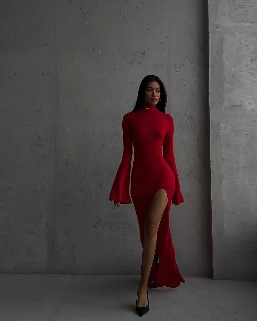 Sırt Dekolteli Kol Detaylı Yırtmaçlı Elbise