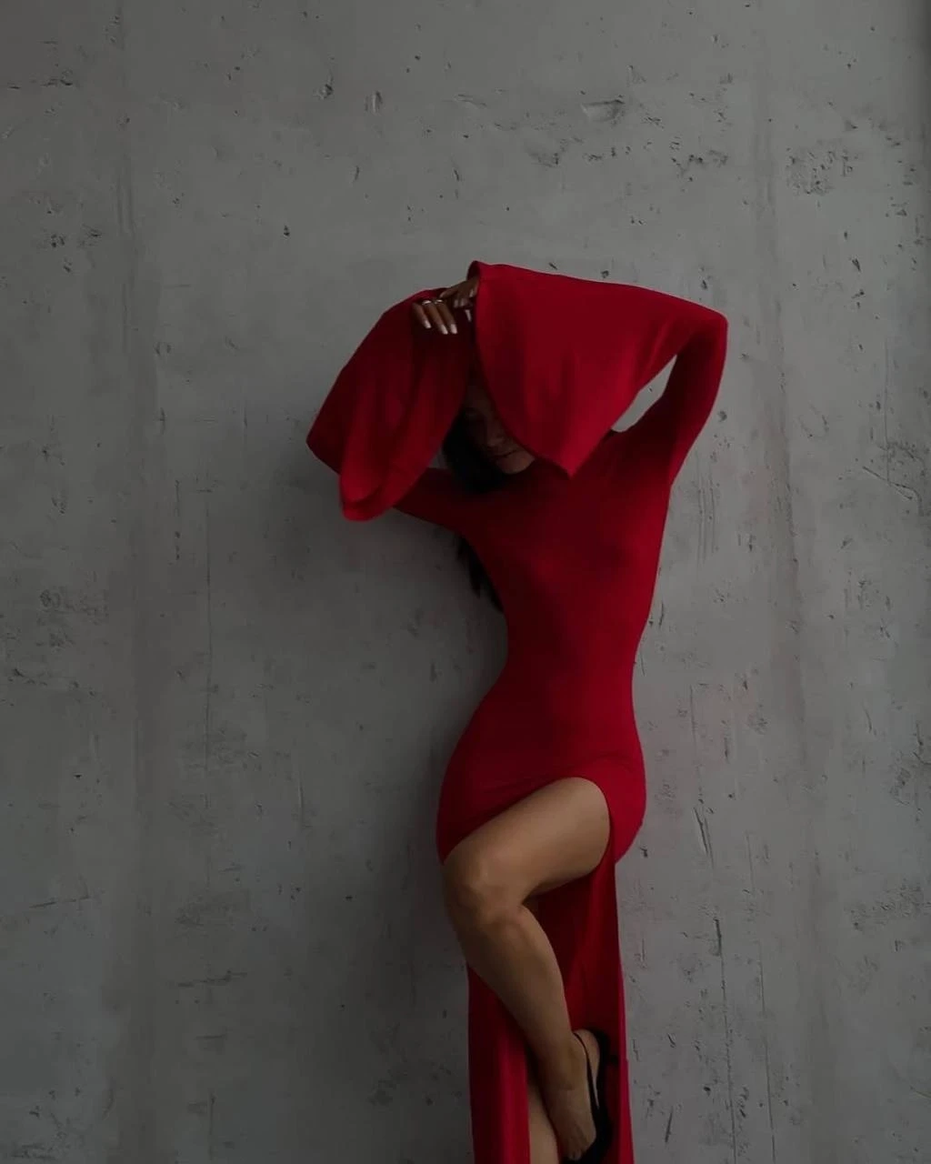 Sırt Dekolteli Kol Detaylı Yırtmaçlı Elbise