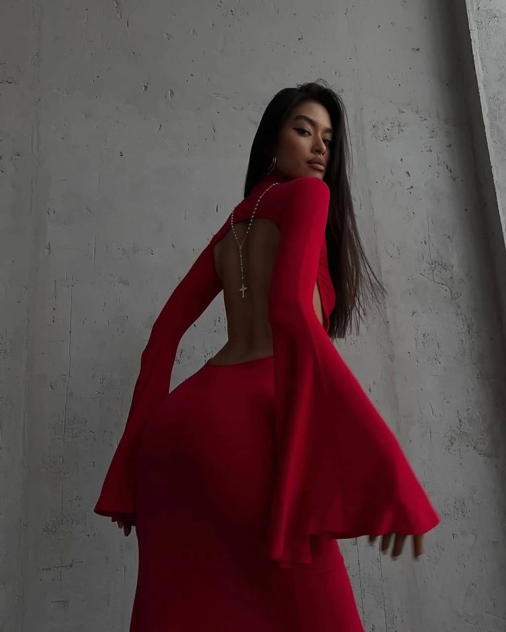 Sırt Dekolteli Kol Detaylı Yırtmaçlı Elbise