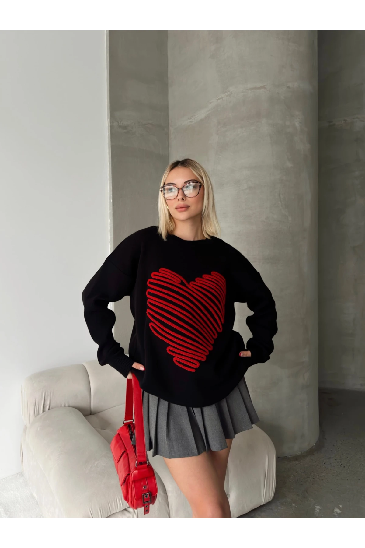 Siyah Kabartma Büyük Kalpli Triko Kazak