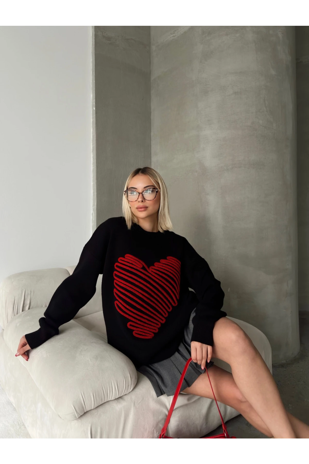 Siyah Kabartma Büyük Kalpli Triko Kazak