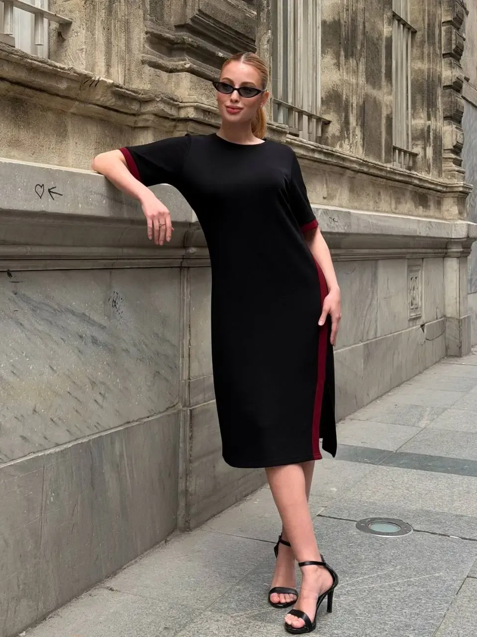 Siyah Kırmızı Şeritli Yırtmaç Detaylı Modal Elbise