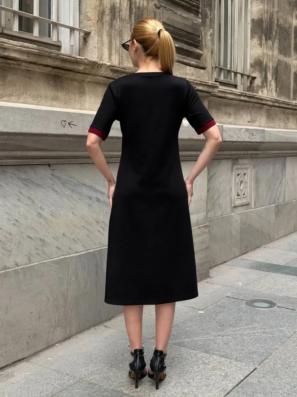 Siyah Kırmızı Şeritli Yırtmaç Detaylı Modal Elbise