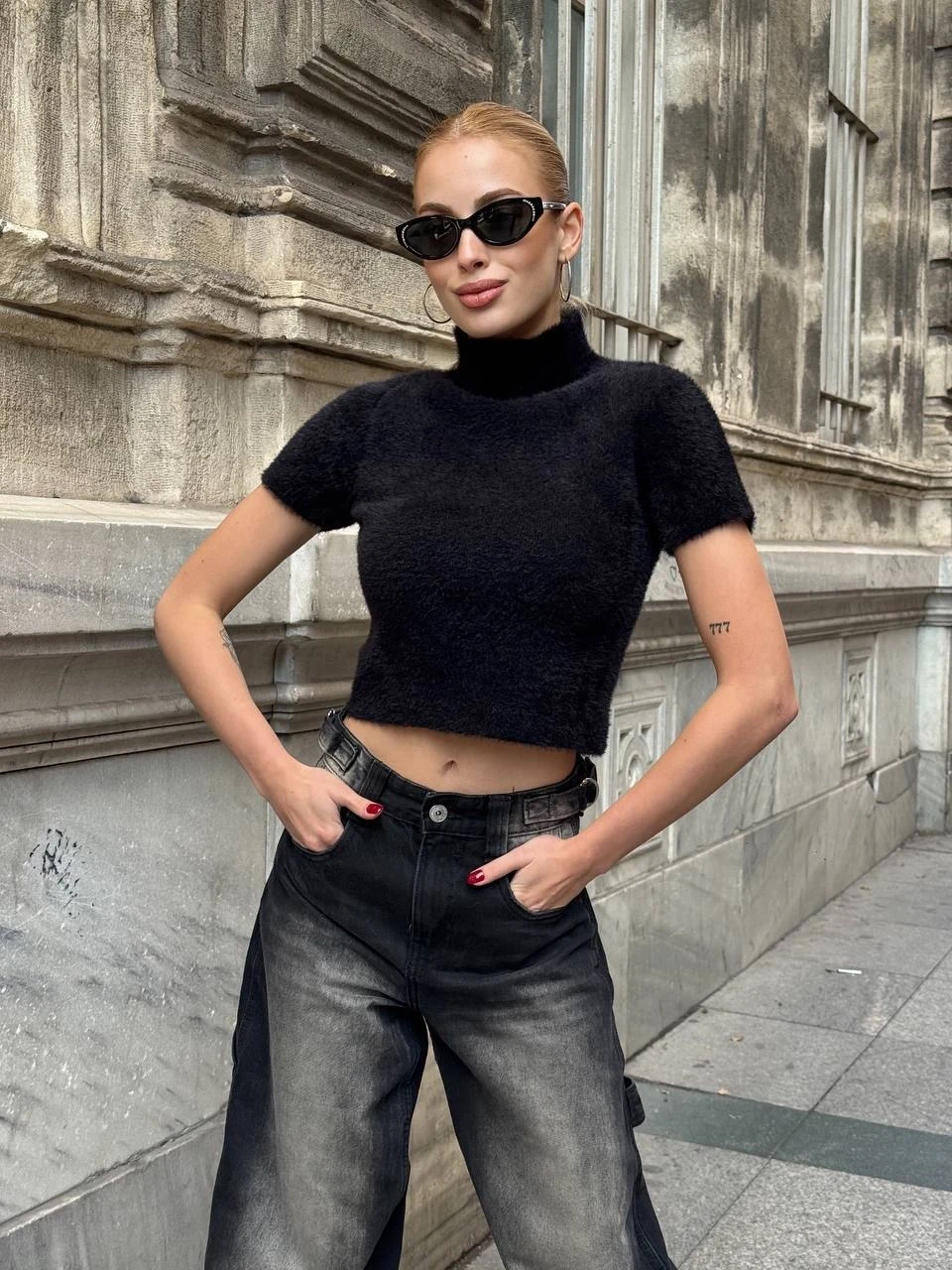 Siyah Sakallı Kumaş Crop Bluz