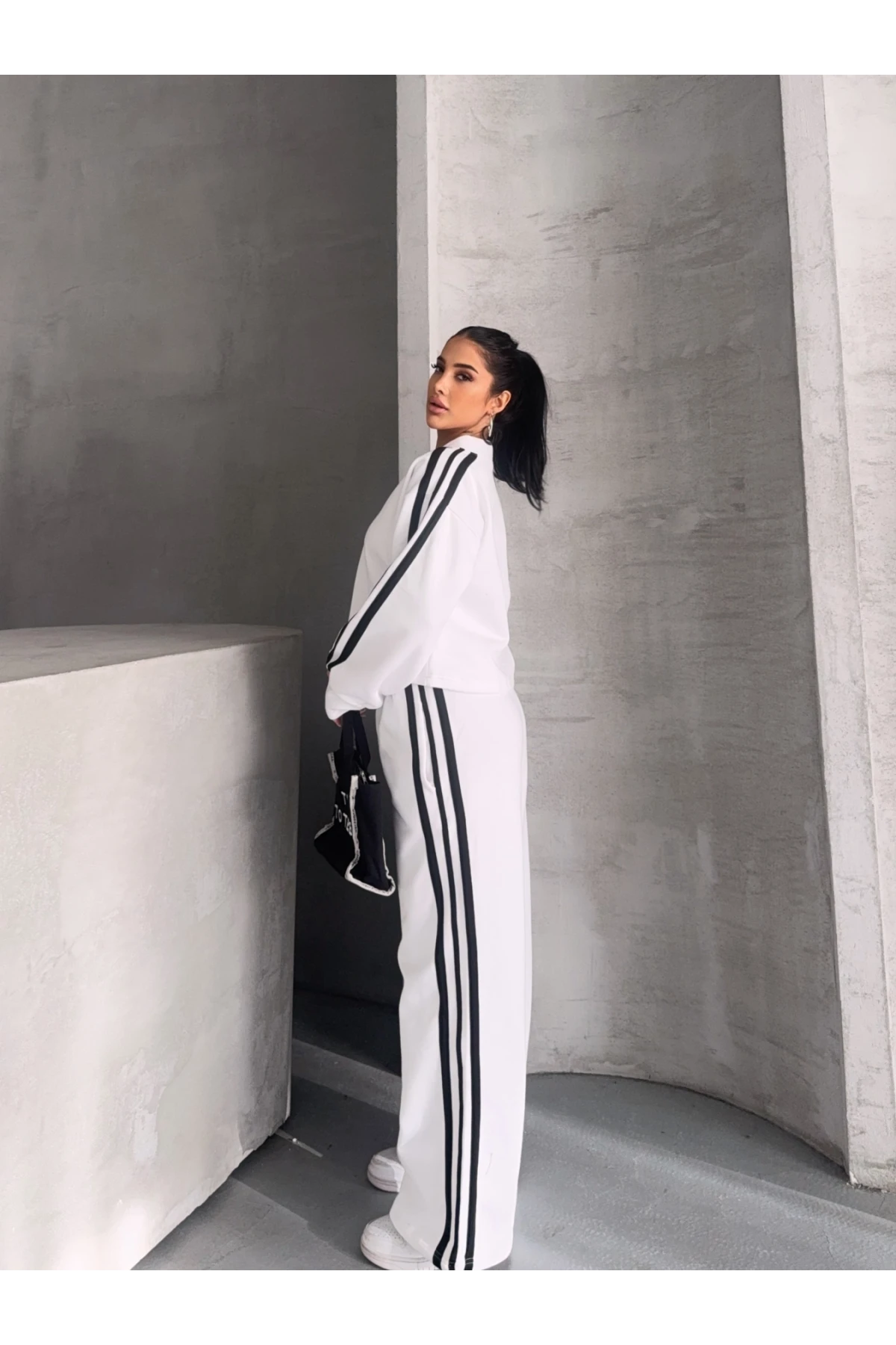 Üç İplik Şardonlu Yanları Şerit Takım Beyaz