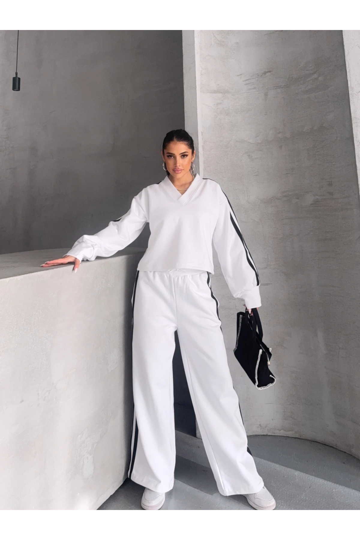 Üç İplik Şardonlu Yanları Şerit Takım Beyaz