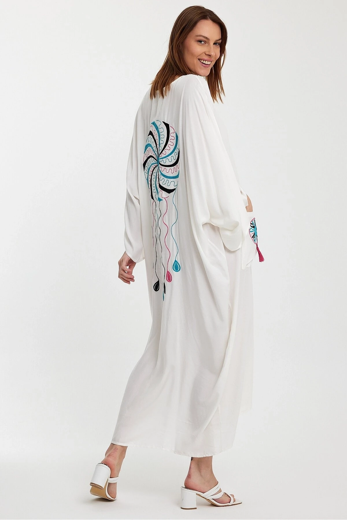 V Yaka Düğme Kapalı Nakışlı Büyük Beden Gömlek Elbise