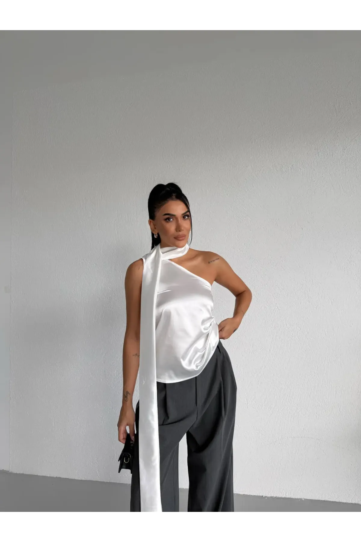 Yaka Detay Saten Bluz Beyaz