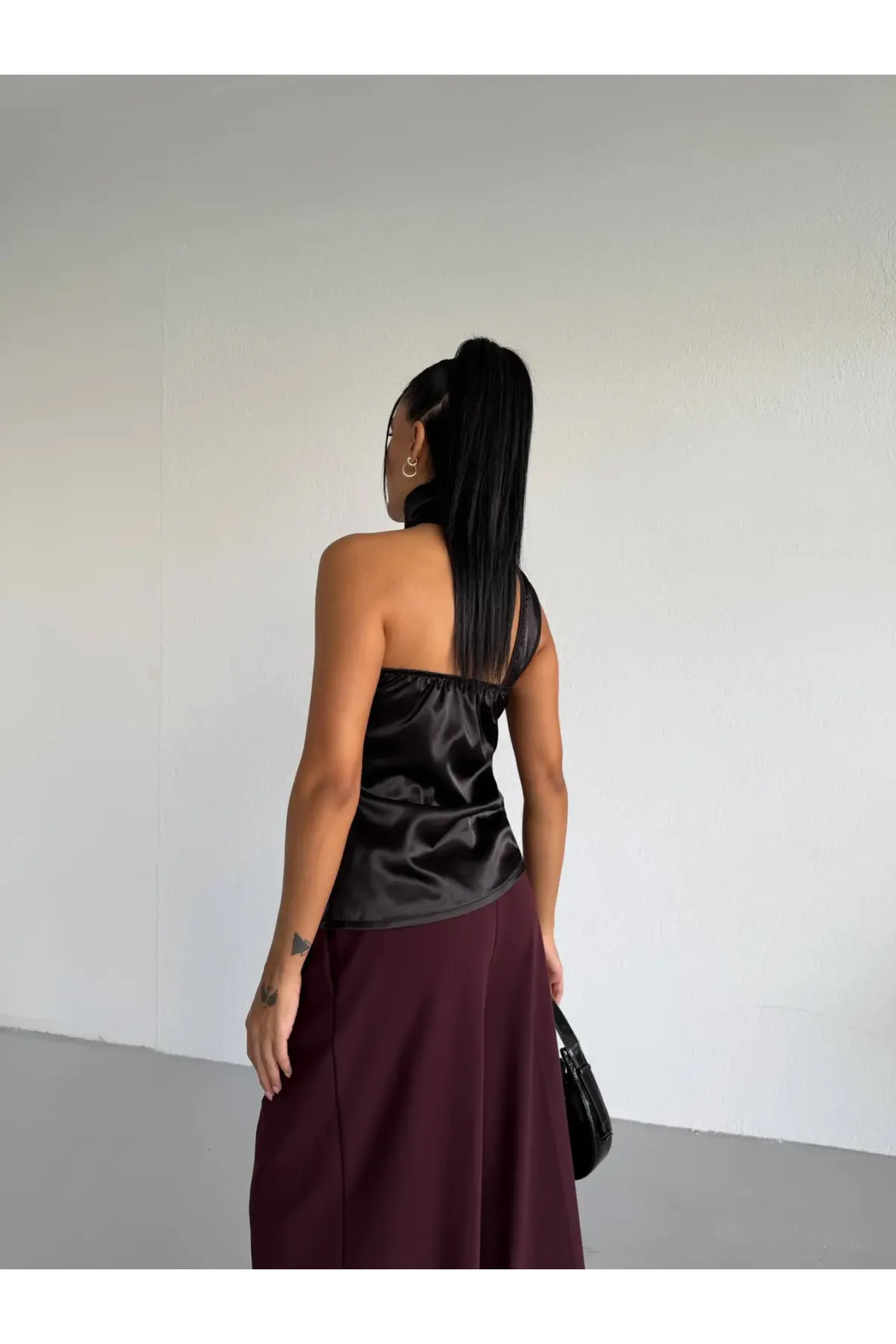 Yaka Detay Saten Bluz Siyah