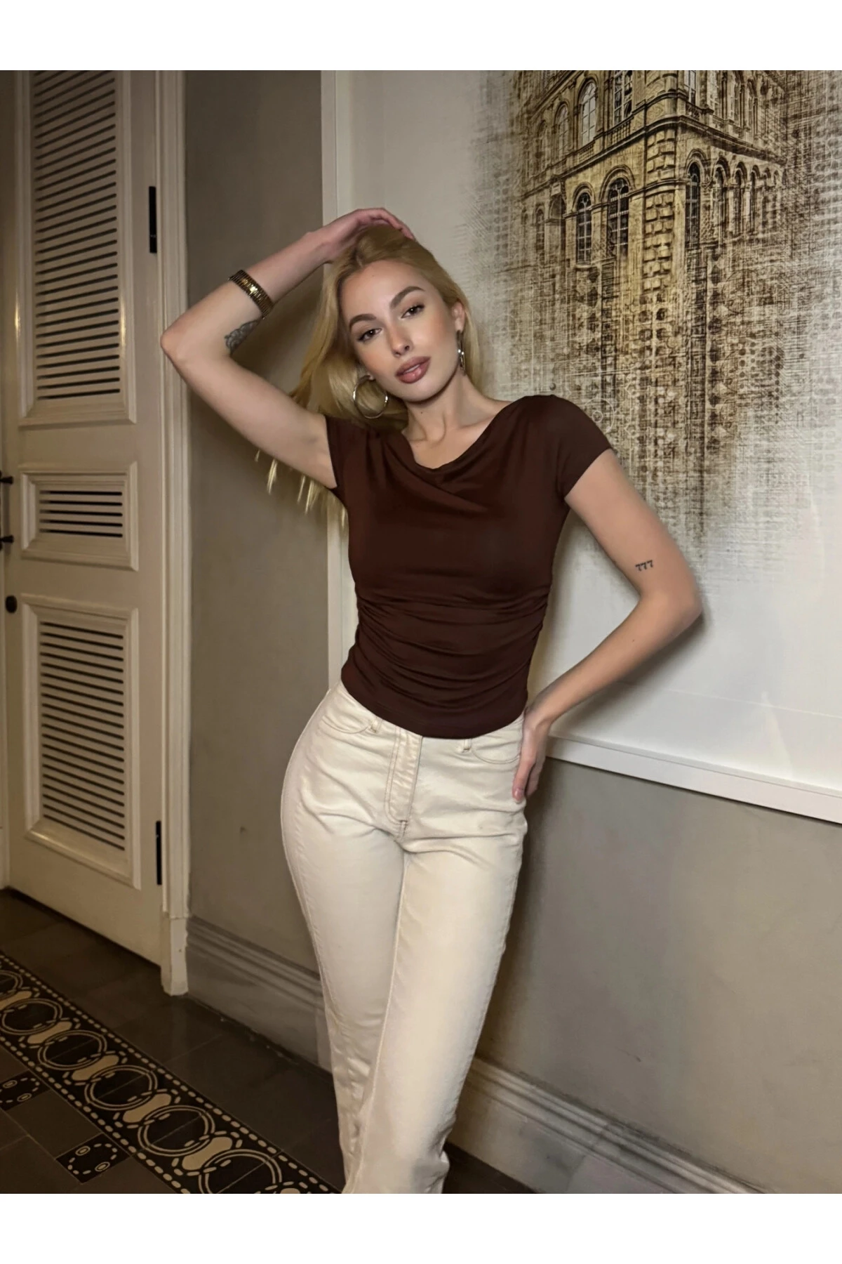 Yan Büzgülü İki Yönlü Giyilebilen Kısa Kollu Kahverengi Crop