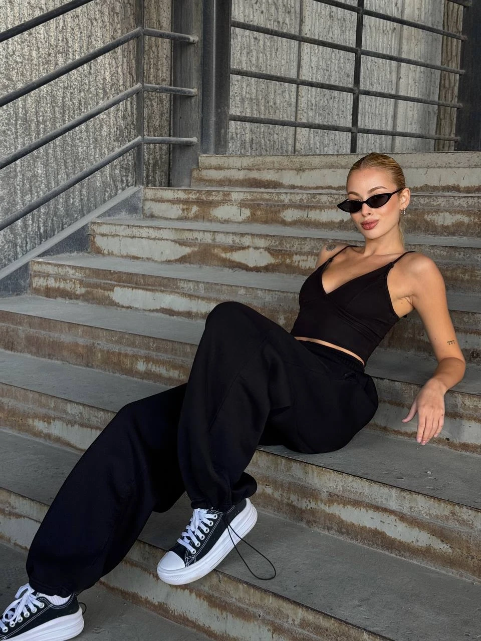 Yüsek Bel Cepli Paça Detay Siyah Eşofman Altı