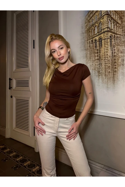 Yan Büzgülü İki Yönlü Giyilebilen Kısa Kollu Kahverengi Crop